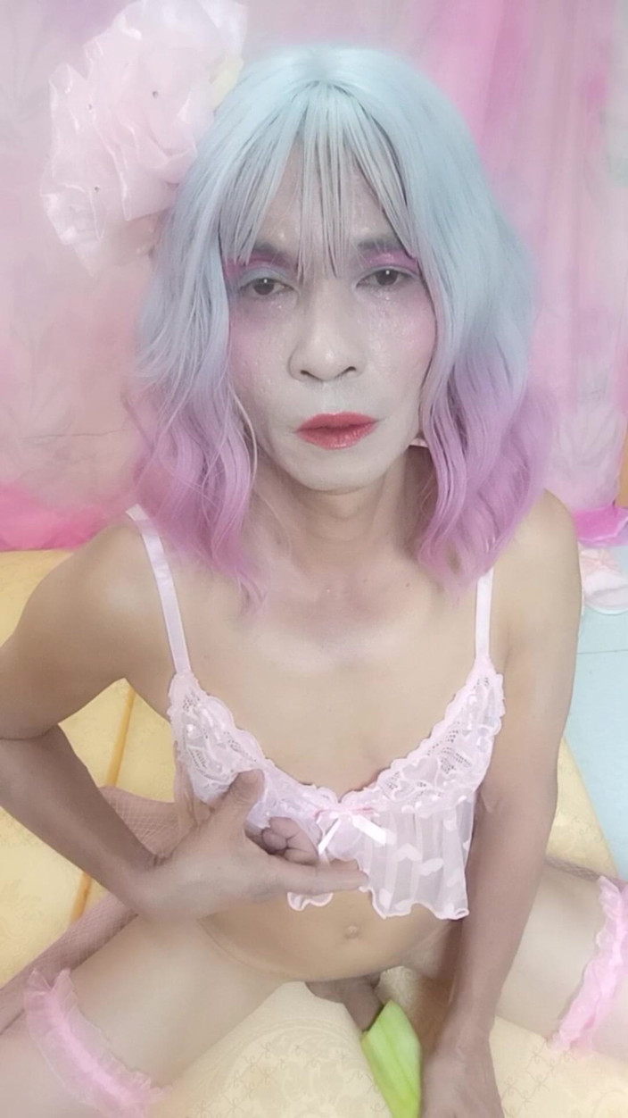 nguyen dang thien tri: 变性人oanh le穿着性感的礼服并自慰。