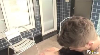 Gay Diaries: Dos chicos tatuados se chupan y bombean sus culos junto...
