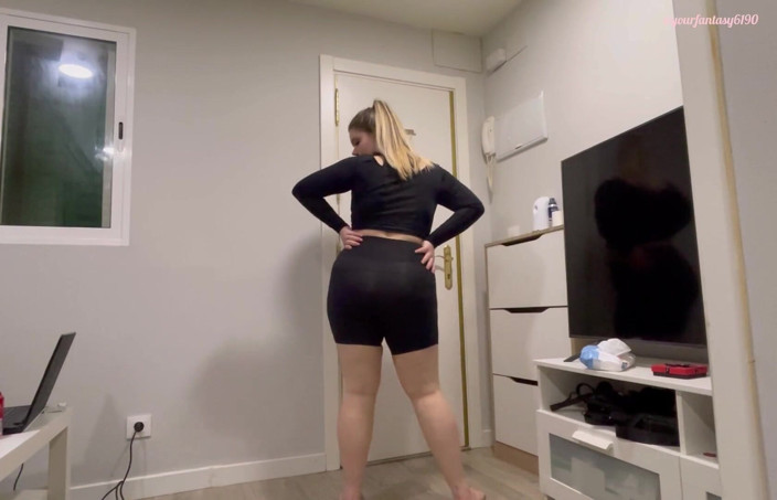 Your fantasy studio: Farting in short leggings