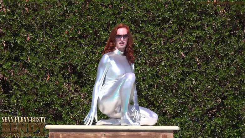 Flexilady: Si piega con una tuta di spandex argento