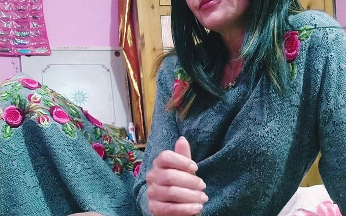 Bolly Karma: Super gorąca piękność mamuśki z idealnymi rękami