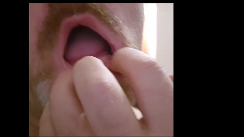 ChubbyDaddyBearLuka: トゥースレス・ベアが口に入れる - 口フェチ