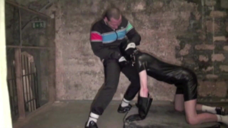 Sneaker gay: Ketaatan lateks dan fetish oleh scally boy