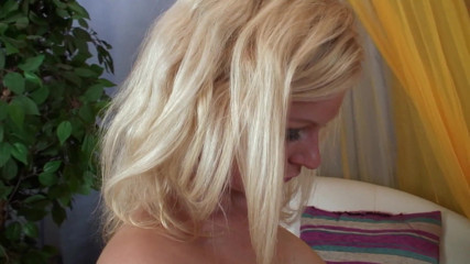 Emma Gold: Cinturonga sexy rubia nena clavando a su novio
