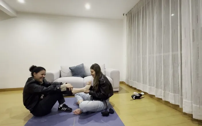 scarlettandc: My Girlfriend Spanks My Ass