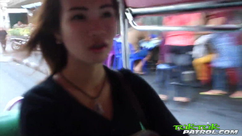 Trike Patrol - Tuk Tuk Patrol: Thai-mädchen mit dickem hintern durchläuft den schwanz