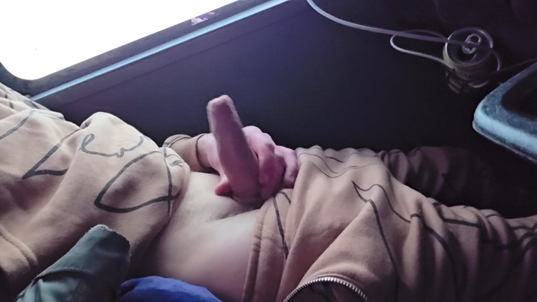 KrissKiss: 冒险在公交车上手淫