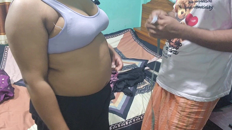 Banglavabi02: Terzi kıyafetlerin ölçümlerini almaya geldi ve onu sikti. Bölüm 01