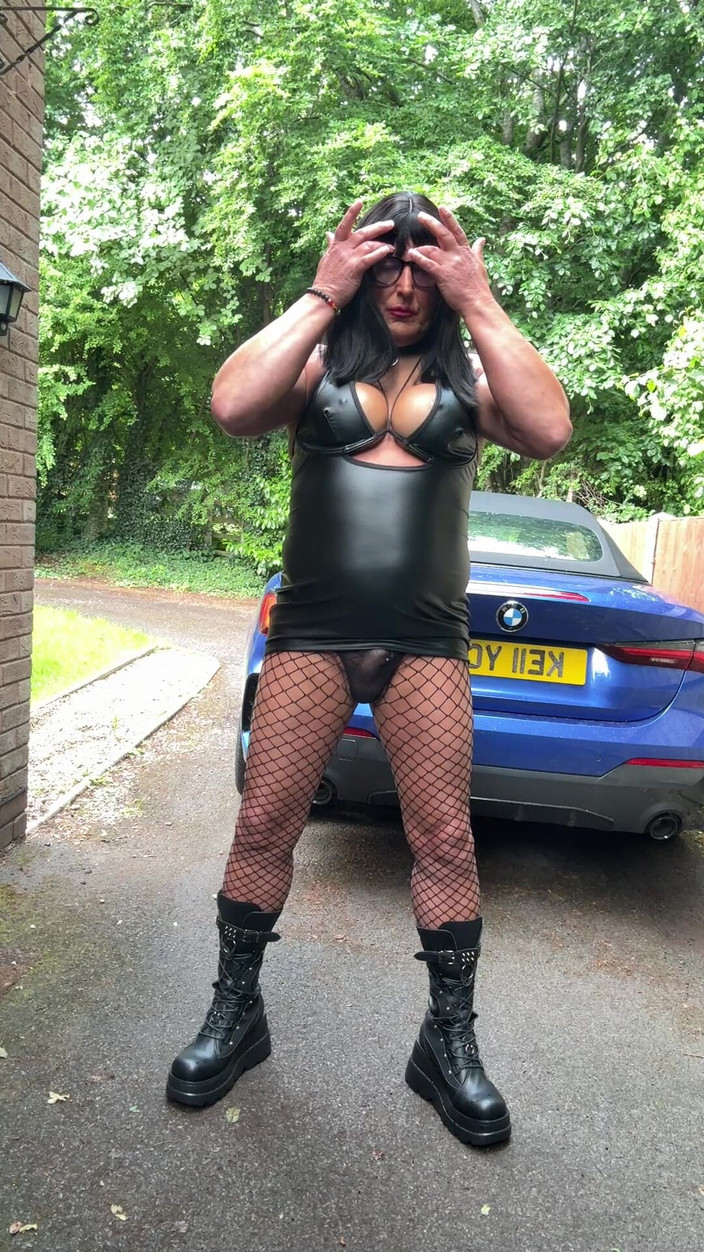 Kellycd2022: Crossdresser sexy Kellycd2022 stil emo în ciorapi și cizme din pvc negru