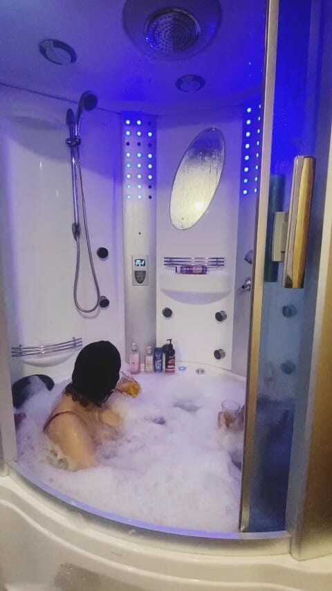 Six my and wife: Arabská zábava ve sprše