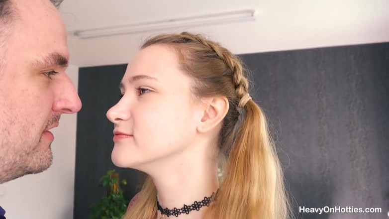 Heavy on Hotties: Fofa russa Ivi Rein chupa pau enquanto brinca com balões...