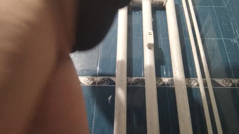 Putarankahotmilf: Compilation de pisse dans les toilettes