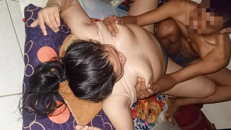 my_wife_chubby: กรุณานวดหน้าอกอย่างอ่อนโยน ฉันสนุกกับมันจริงๆ อย่าหยุด กูต้องโดนเตะตูด