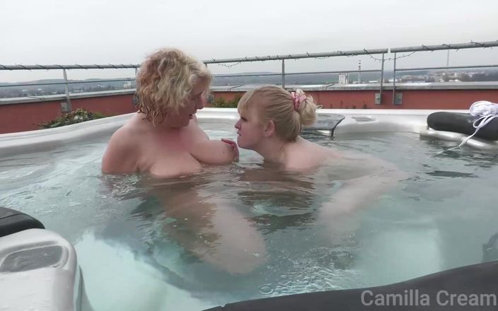 Camilla Creampie Girls: Camilla và Anna Lynx trong bồn tắm nước nóng