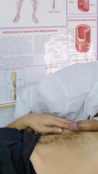Gerçek bir hemşirenin oral seksi, hastanın ereksiyona şaşırıyor