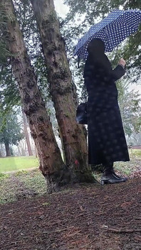 Aku lagi asik nyepong dan ngentot kontol besarku di taman!