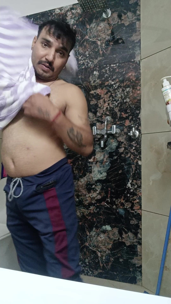Rajasthani-old-lover: Indian Desi Man ciesz się prysznicem i pokazem mistrzowskim z...