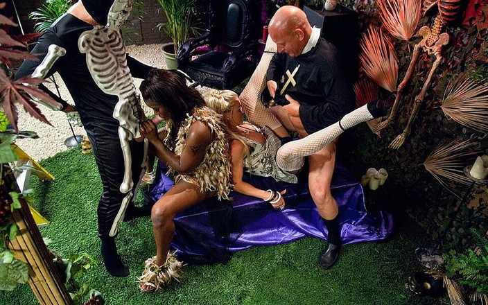 Hot threesome sex: Il triangolo d'amore con Cindy Behr e Jasmine Webb, due...