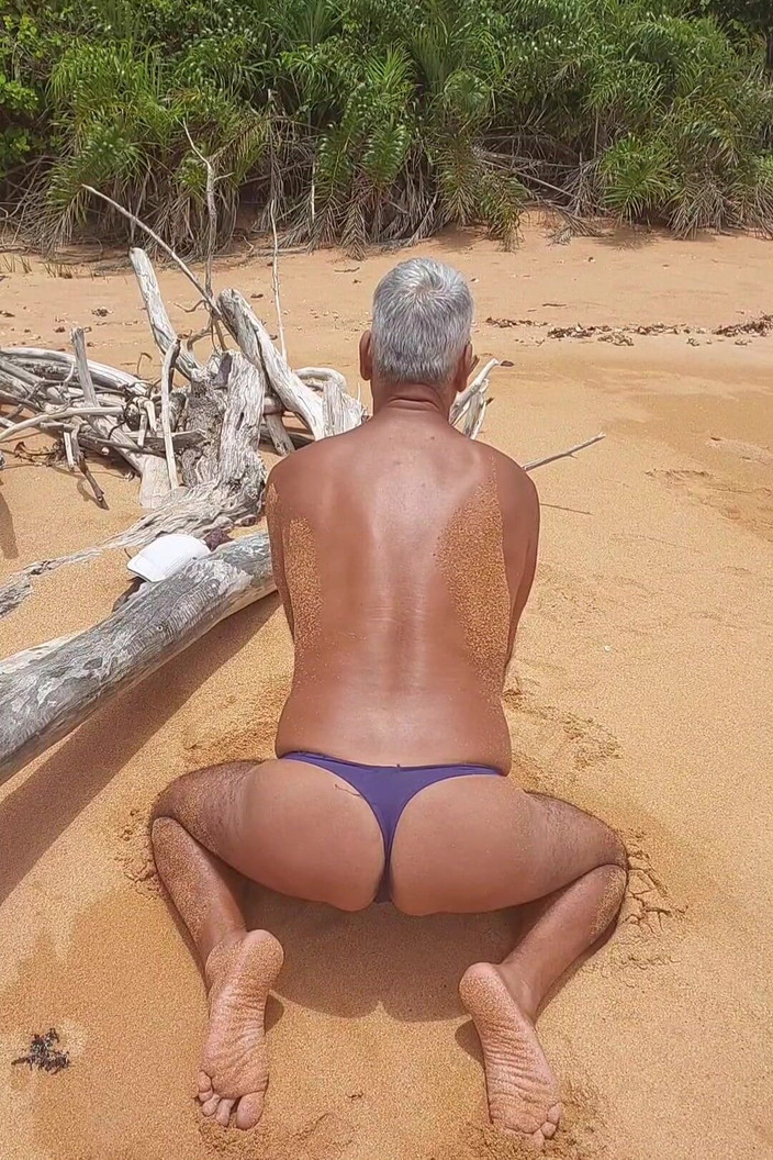 Ladysilvas: Ladysilva dengan bikini di pantai sangat seksi pantatnya yang seksi