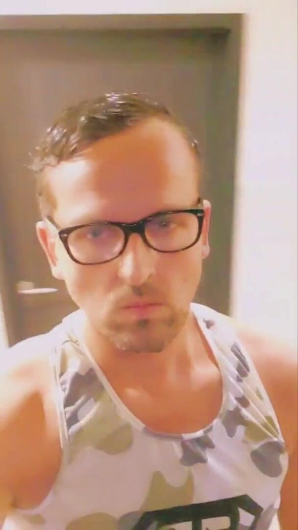 Slutboyben: Slutboyben cam4 ексгібіціоніст на підлозі готелю