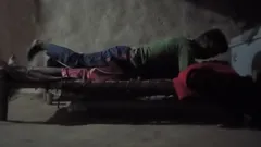 印度阿姨和年轻男孩的晨间快速性爱德西看
