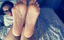 Ghomestory: Chica sexy hace fetiche de pies calientes | Cum en suelas |...