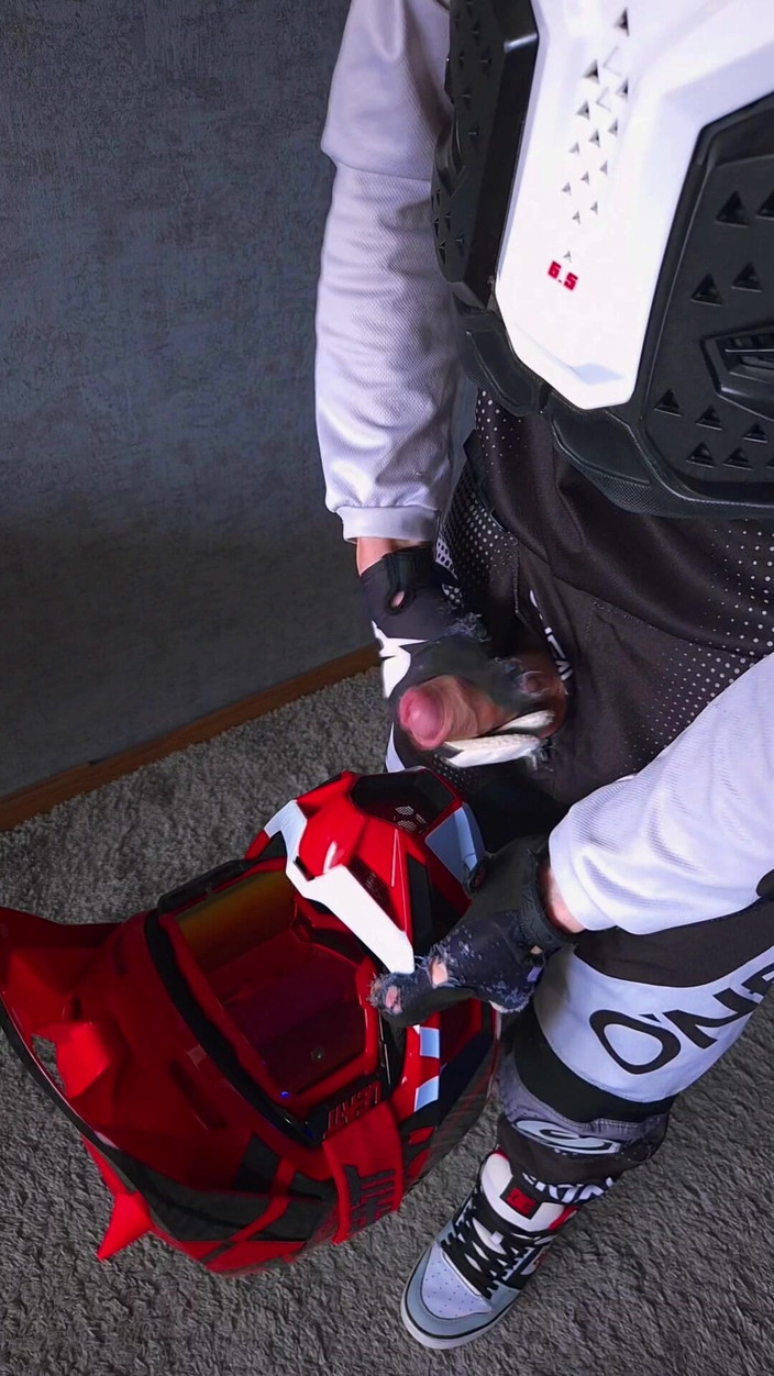 Sneakersmax98: Éjaculation sur le casque pendant que personne ne regardait.