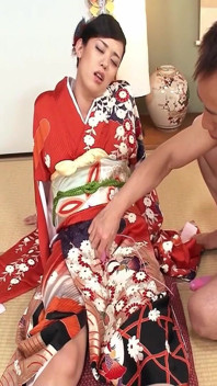 Japanisches teen bekommt ihre haarige muschi von einem erfahrenen mann mit großem spielzeug gefickt