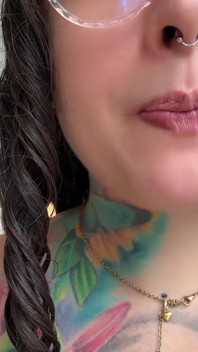 La ragazza gigantessa fa crescere lo stomaco e così è grande per te.