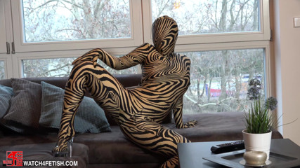 ZentaiDolls: Serata televisiva in zentai