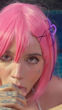 Cette ado adore le cosplay, le footjob et la grosse bite dans le cul