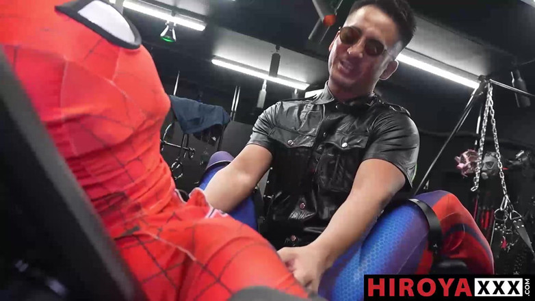 HiroyaXXX: Hung Hiroya šuká svázaného superhrdina Hladový zadek po hrátce s zadkem