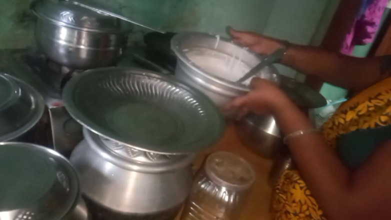 Priyanka314: Soțul indian desi care își strânge sânii soției în timp ce ea...