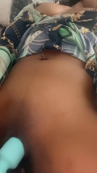 Sexy magra negra com mamilos bonitos moe até o orgasmo