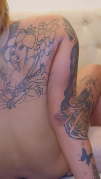 粉色纹身的性感熟女喜欢那根大白鸡巴