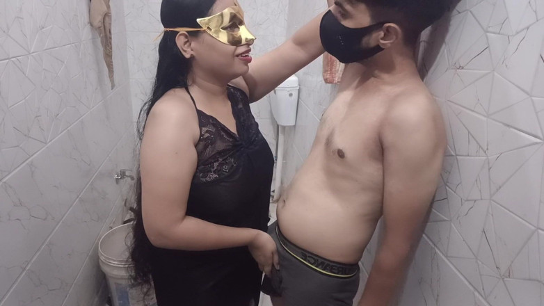 Sexgarl84: Cô vợ Ấn Độ thổi kèn và chơi kiểu chó chudai với...