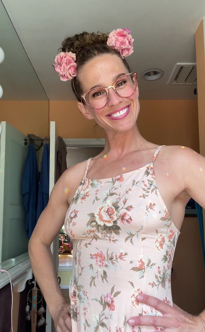 VibeWithMommy: 그녀의 안경을 놀리는 것에 화를 내는 JOI 계모! 이 자지를 빼내고 이제 정액을 끝내게 해줘