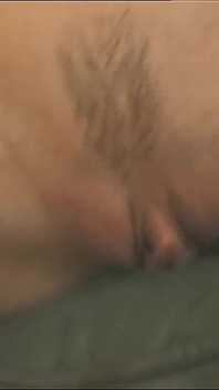 Due incredibili giovani lesbiche sexy con un corpo perfetto si masturbano la figa con un dildo