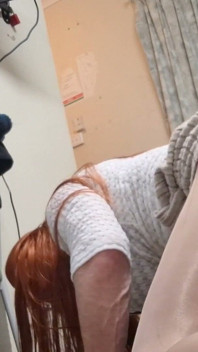 Charlotte cofa się do swojego dildo