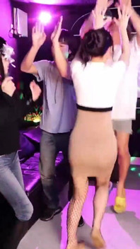 元気なDJバチエロクラブダンスガール