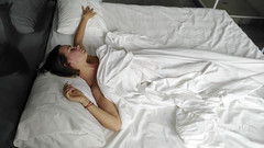 Datezone: Osamělá teenagerka masturbuje ve své posteli