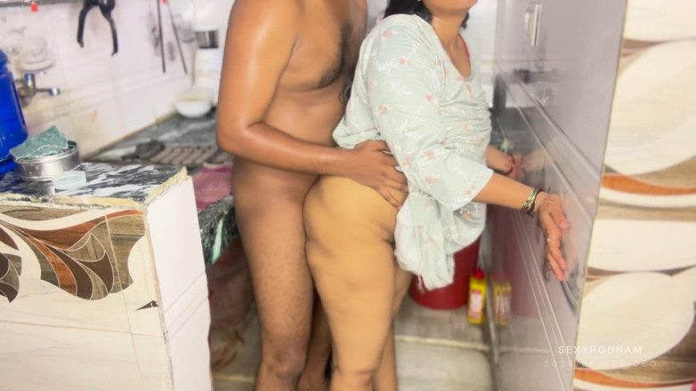 Badal09: Stepsister-in-law's Saree Slipped in the Kitchen - Stepbrother-in-law Squeezed Her Before...