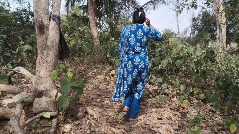 Sona bhabhi: Indische dorpsseksvideo, Indisch meisje met grote borsten drukken door haar...