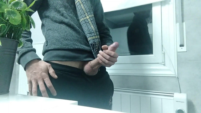 Elvissc: Ragazzo con un cazzo grosso con la sua sciarpa, ha...