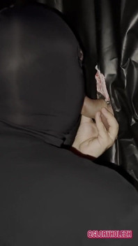 21 jahre alt, geiler hetero-lieferbote macht pause für seinen ersten gloryhole-blowjob