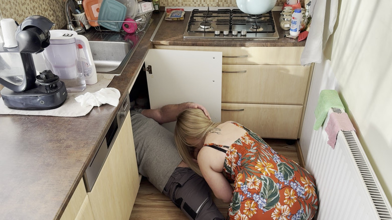 Christy X Taylor: De loodgieter voert ook onderhoud uit aan de hete blonde...