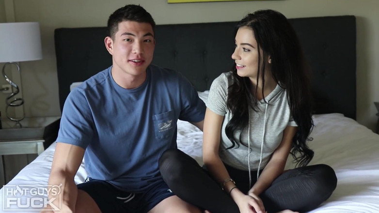 Hot Guys Fuck: Armăsar asiatic pinoy Sean o fute pe Rachel Baddie