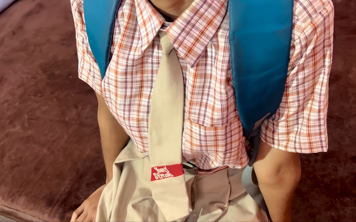 HotSihvani63: Gadis sekolah india yang imut datang ke rumah dan nyepong...