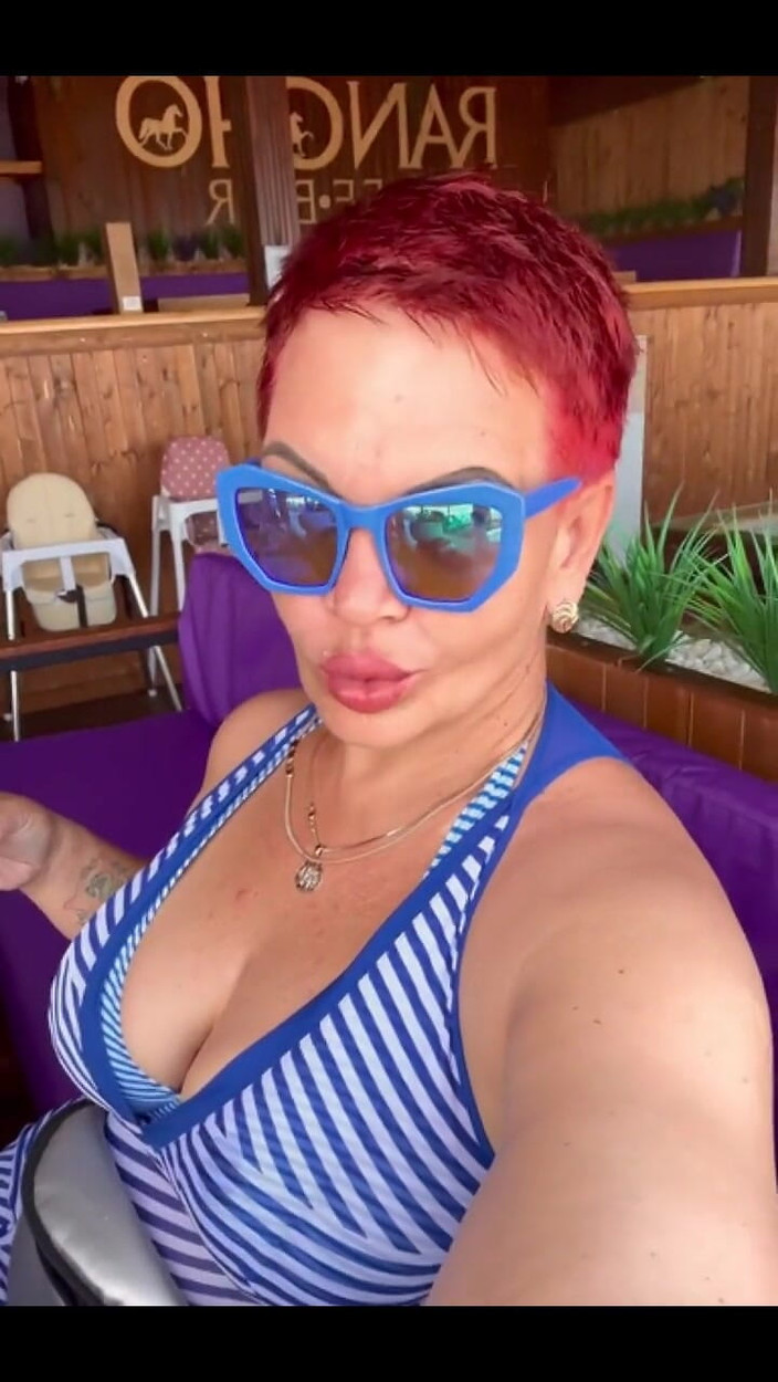 KarmenMilf: Na wakacjach na morzu