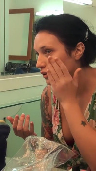 Pohledný muž s kundičkou, překvapivý dárek pro Lulu Pretel, mladou ženu závislou na všech druzích sexu – Předstírá trans